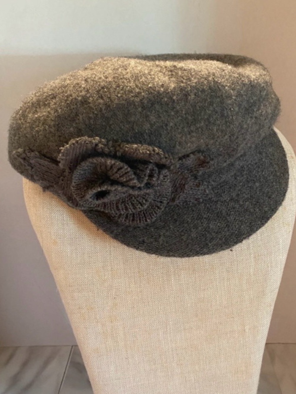 Nine West Gray Wool-Blend Floral Newsboy Hat